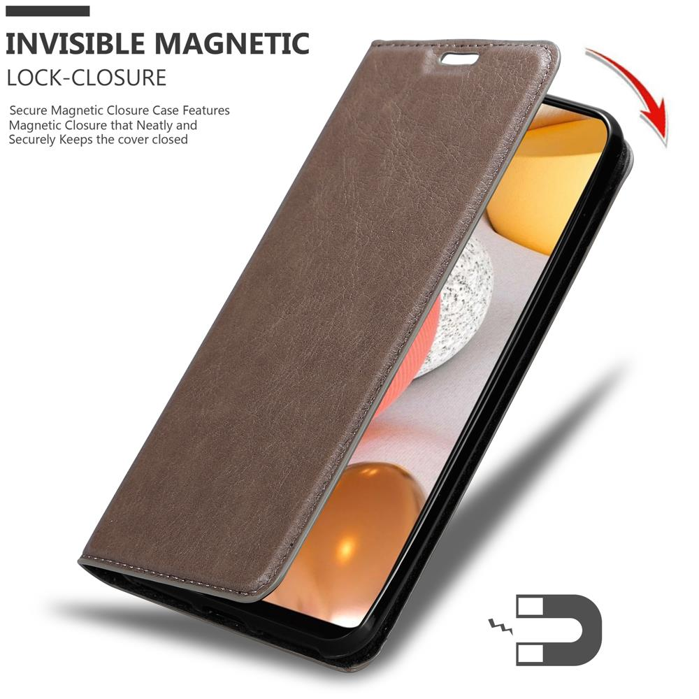 Custodia marrone per telefono, aperta, che mostra un telefono, con un simbolo magnetico e testo sulla chiusura.