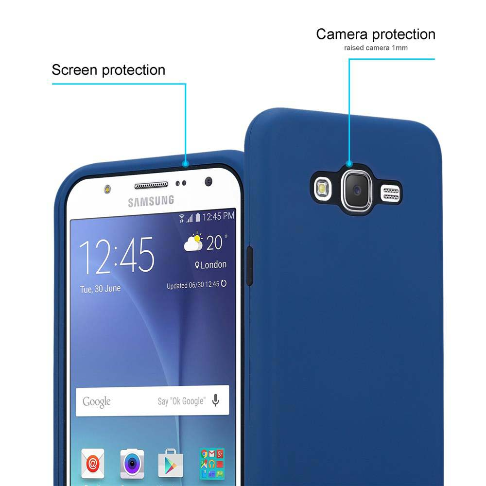 Una custodia blu protegge un telefono che mostra un orologio e app, con protezione dello schermo.