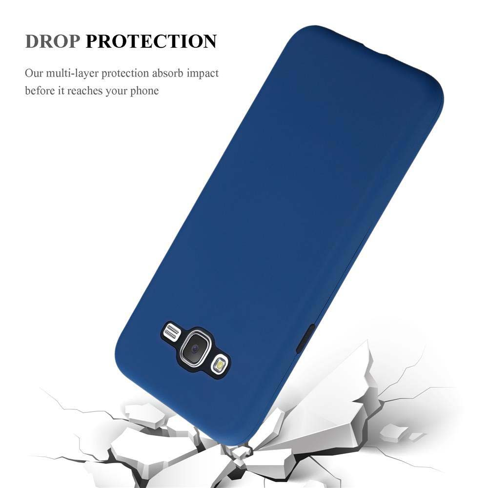 Una custodia per telefono blu su sfondo bianco con effetto frantumazione. Un telefono è all'interno della custodia.