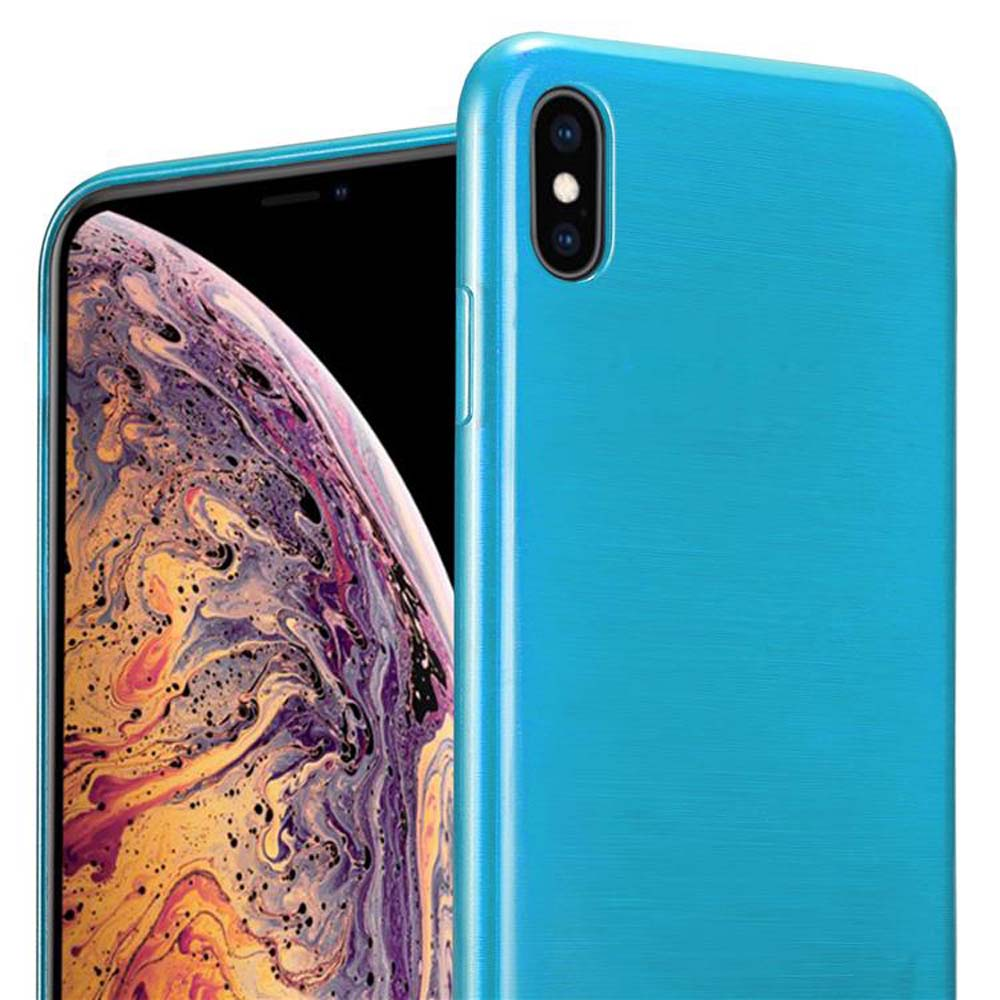 Blaue Handyhülle auf einem Telefon. Der Bildschirm ist sichtbar. Der Hintergrund ist unscharf.