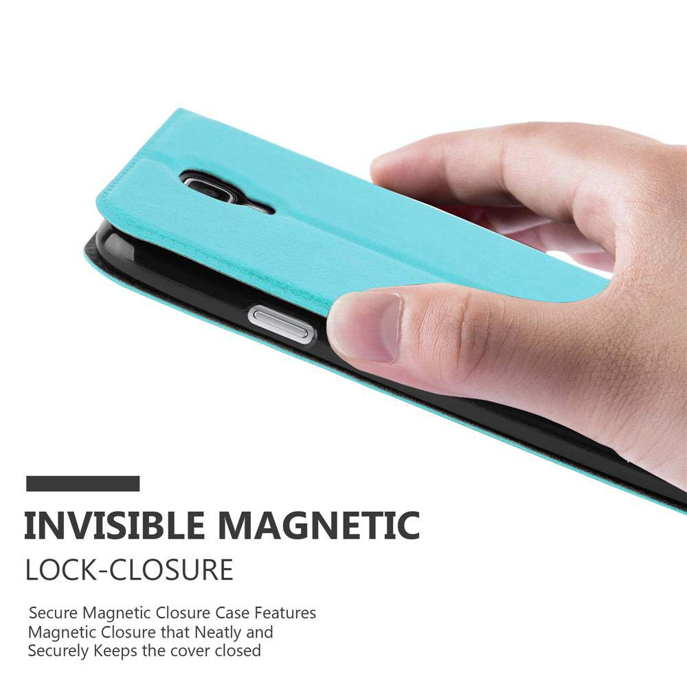 Funda de teléfono verde azulado, abierta y mostrando un teléfono. La funda tiene un cierre magnético. El teléfono es verde azulado.