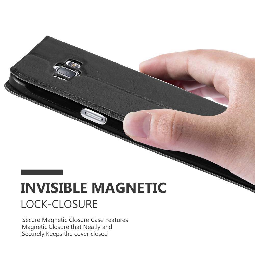 Una mano che tiene una custodia per telefono nera e chiusa. Il testo 'INVISIBLE MAGNETIC LOCK-CLOSURE' è visibile.