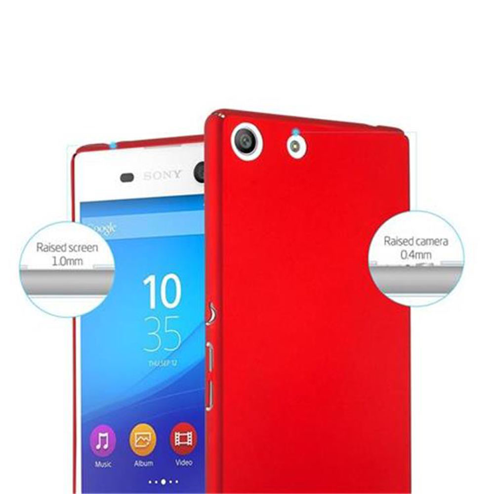 Funda de teléfono roja. Teléfono dentro. Primeros planos de las funciones del teléfono: pantalla y cámara elevadas. Hora en el teléfono.