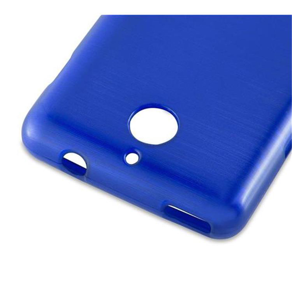 Funda de teléfono azul con recortes para la cámara y los puertos. La funda es de color azul liso.