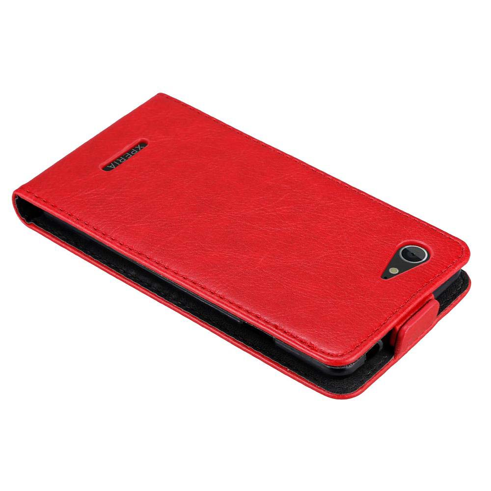 Rote Leder-Handyhülle. Geöffnet, mit schwarzem Innenraum. Xperia steht auf der Vorderseite.