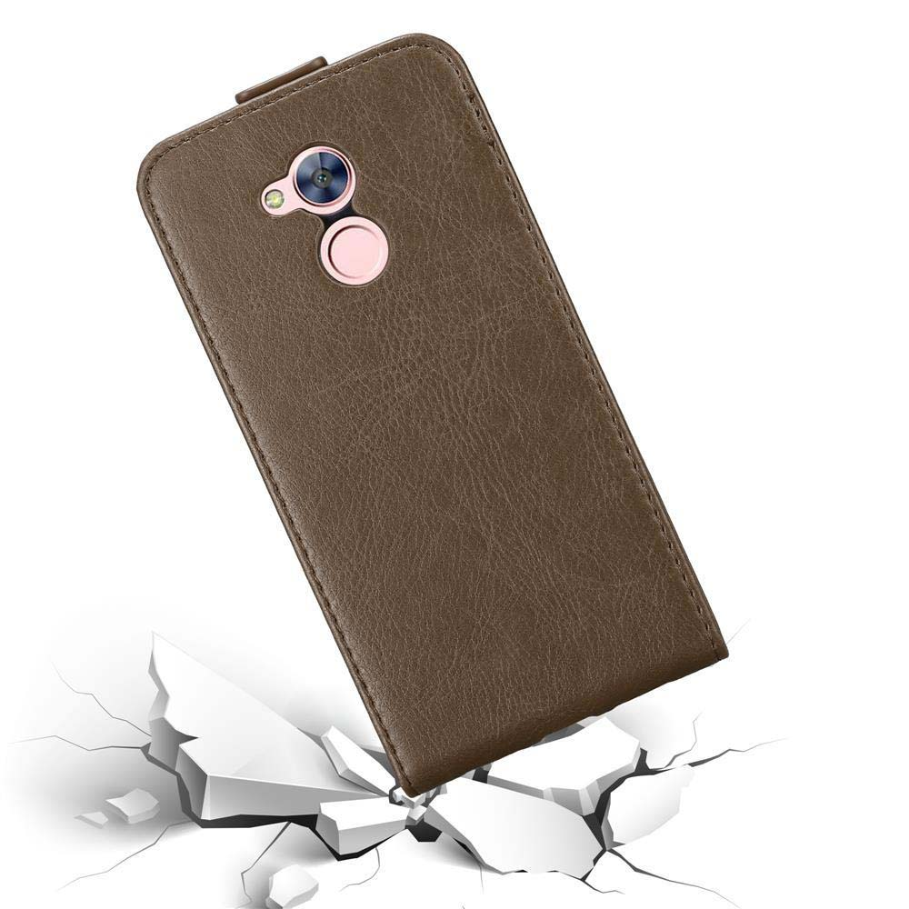 Custodia per telefono in pelle marrone. Sfondo bianco con crepe. La fotocamera del telefono è visibile.