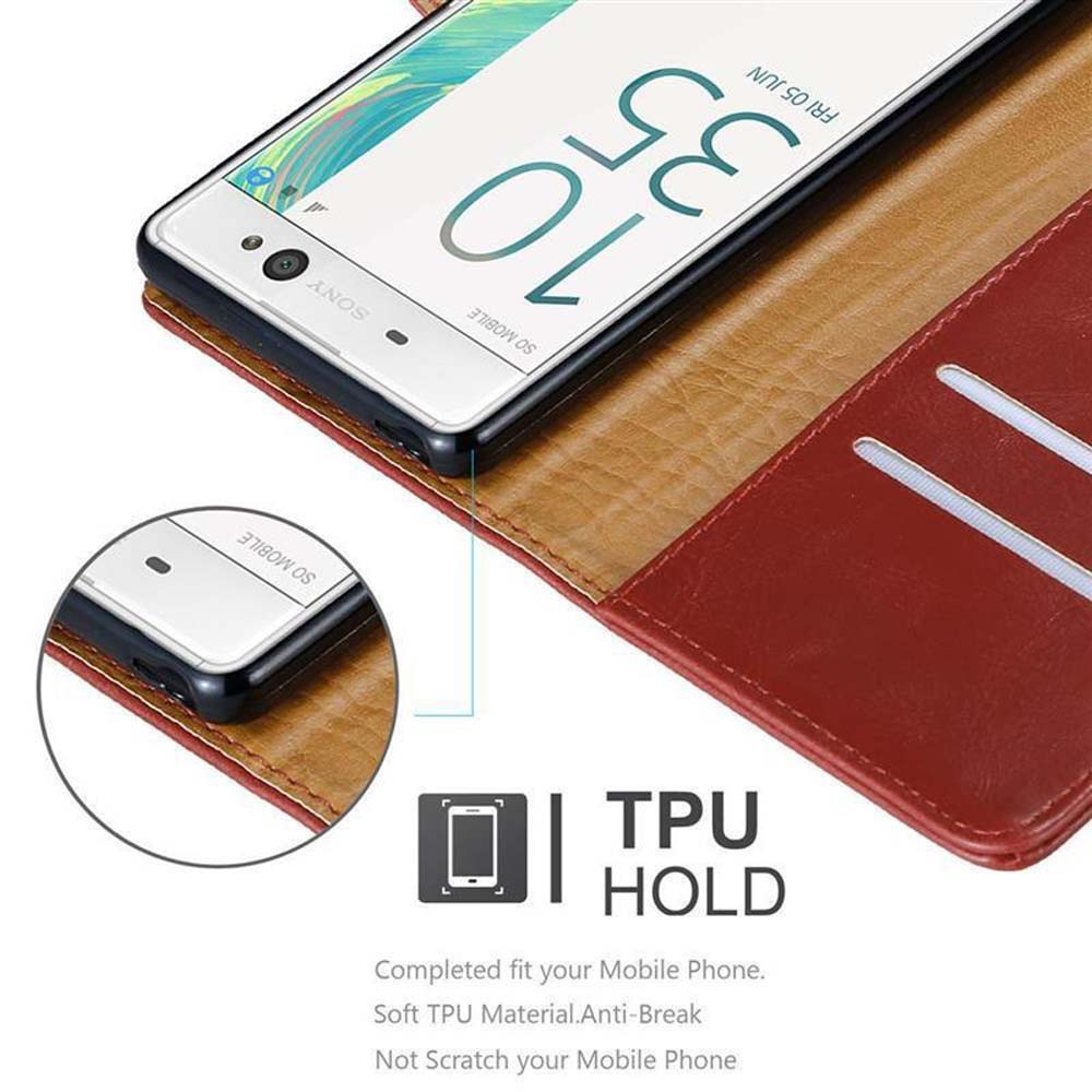 Una funda de teléfono marrón con un teléfono dentro, que muestra la hora y un logotipo, con texto debajo.