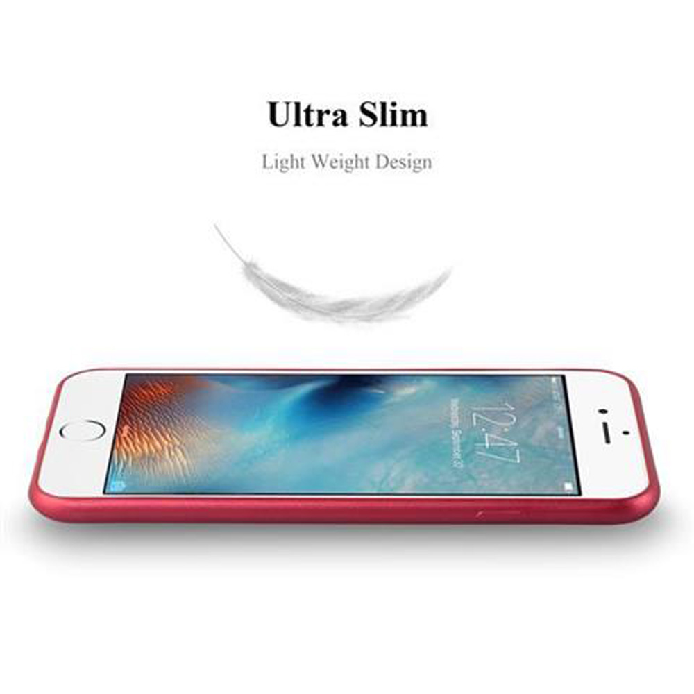 Custodia rossa per telefono con un telefono dentro. Piuma bianca. La custodia è su sfondo bianco.