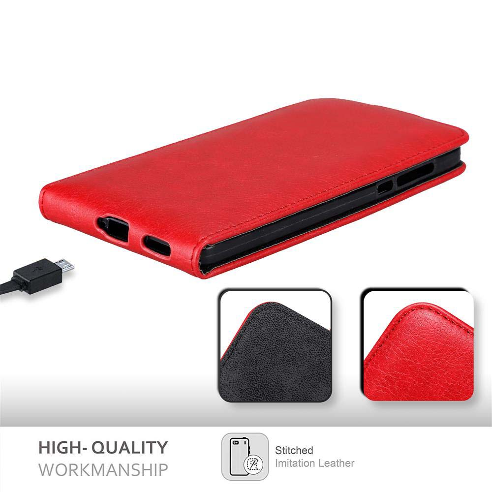 Custodia per telefono rossa con un telefono all'interno. Dettagli di cuciture e similpelle.