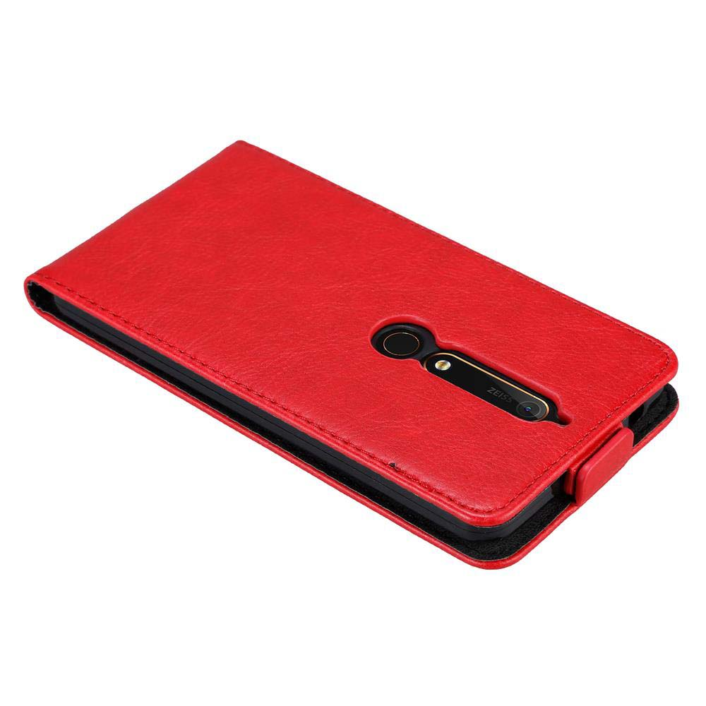 Una custodia rossa per telefono. La custodia è aperta, rivelando la fotocamera del telefono e un obiettivo.