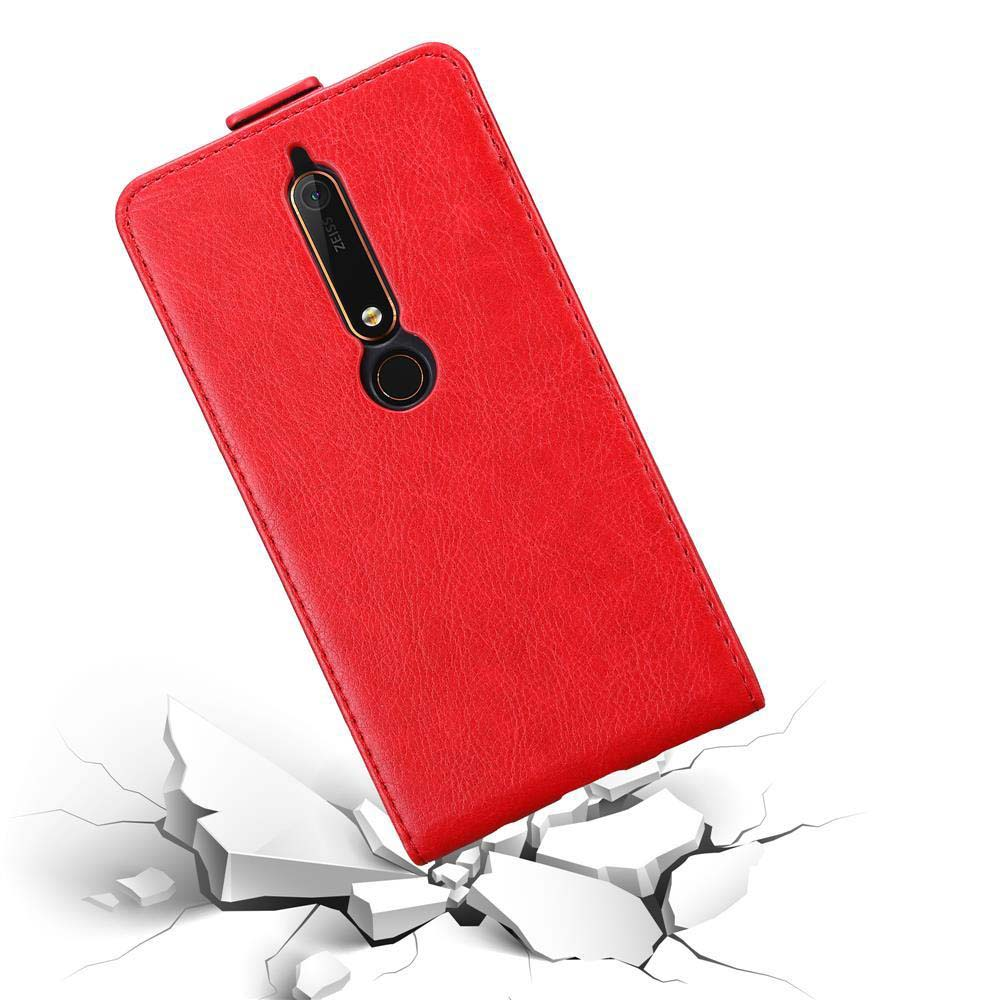 Custodia per telefono rossa su superficie bianca, apparentemente in frantumi. La custodia è davanti, inclinata.