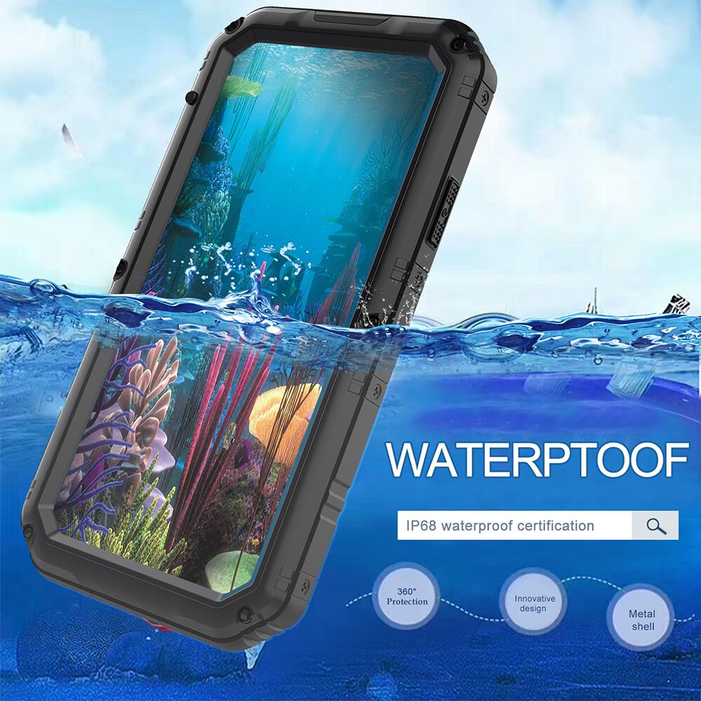 Schwarze Handyhülle unter Wasser. Die Hülle ist wasserdicht, mit dem Telefon darin.
