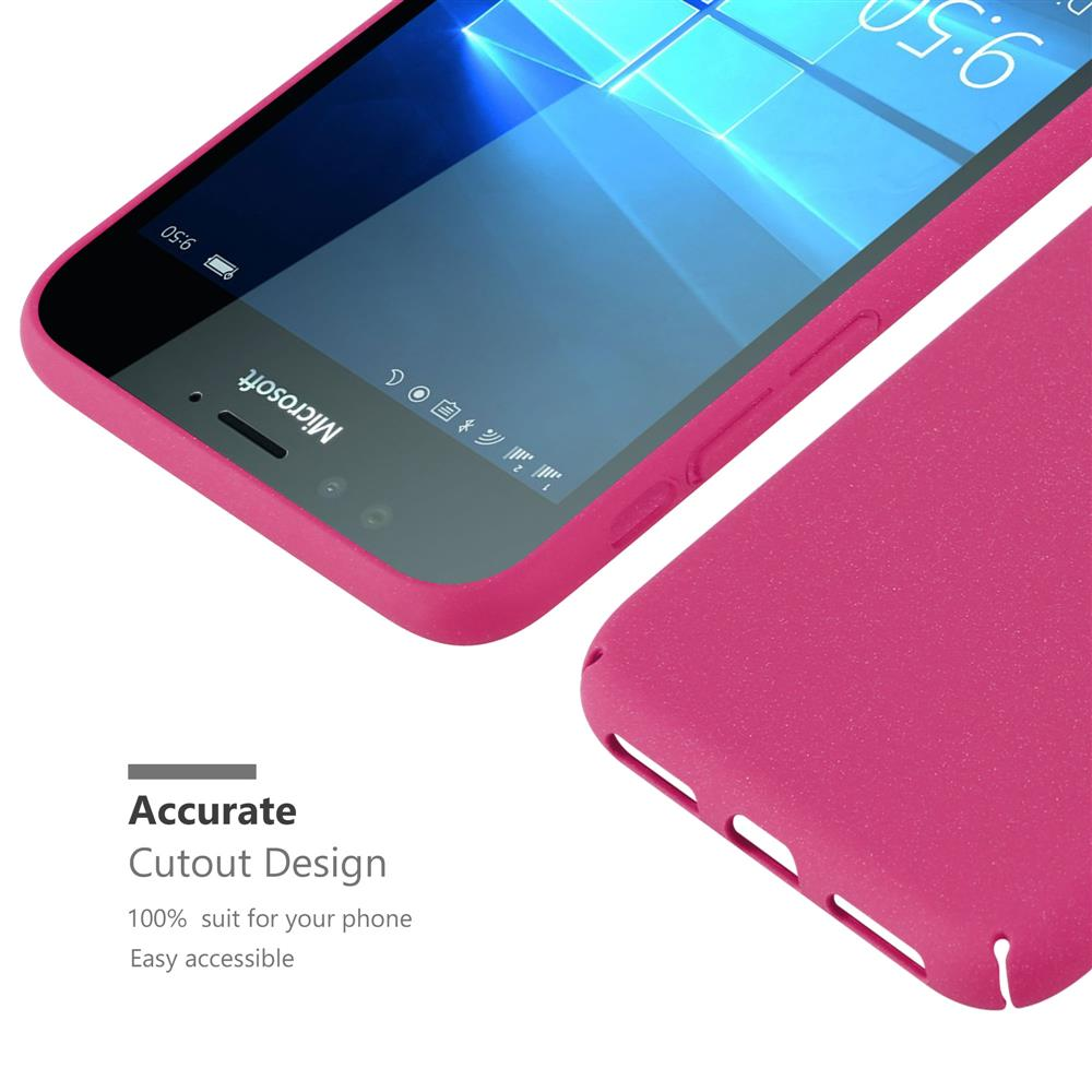Eine pinkfarbene Handyhülle neben einem Handy. Das Handy zeigt das Microsoft-Logo und die Uhrzeit an. Der Text lautet: Präzises Ausschnittdesign.