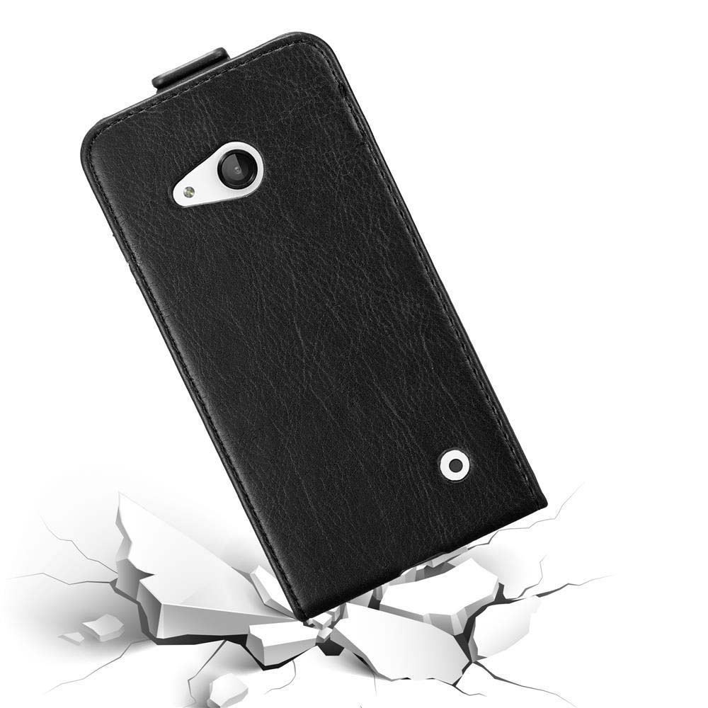 Custodia nera che cade su superficie rotta. La custodia ha una fotocamera, con testo sullo sfondo.
