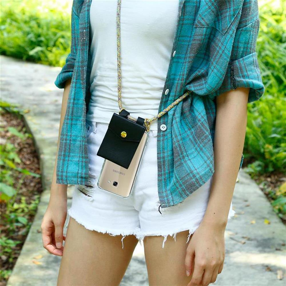 Persona con camicia a quadri blu e pantaloncini bianchi. Telefono con cinturino.