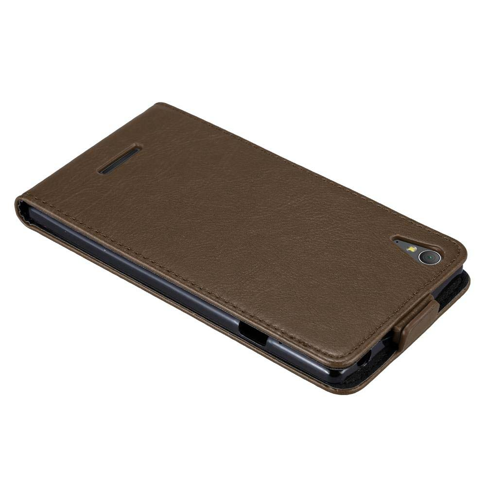 Funda de teléfono marrón símil piel, cerrada. El teléfono está dentro. La funda tiene un recorte para la cámara.