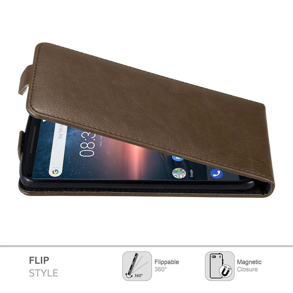 Custodia marrone aperta, che rivela un telefono. Testo: Flip Style, Flippable 360°, Magnetic Closure.