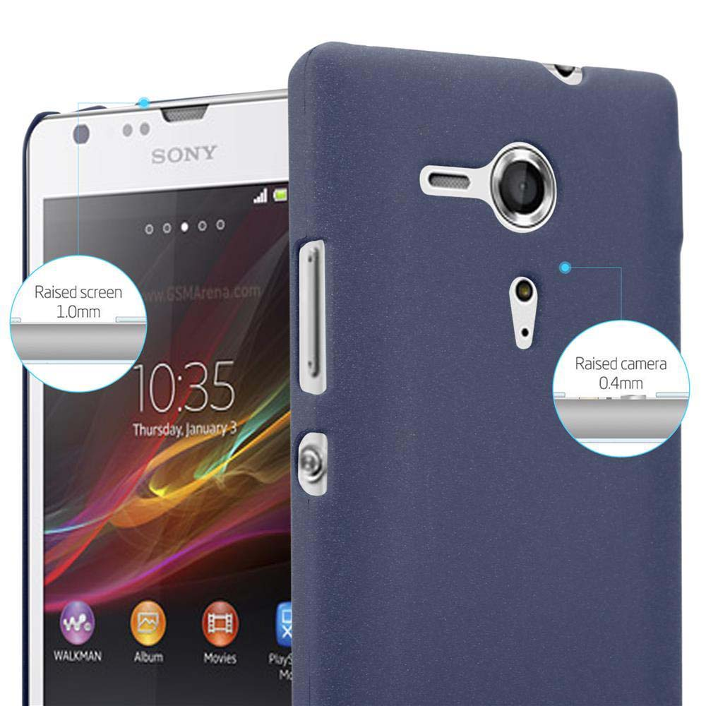 Primer plano de un teléfono con funda azul. La pantalla muestra la hora. El texto indica pantalla y cámara elevadas.