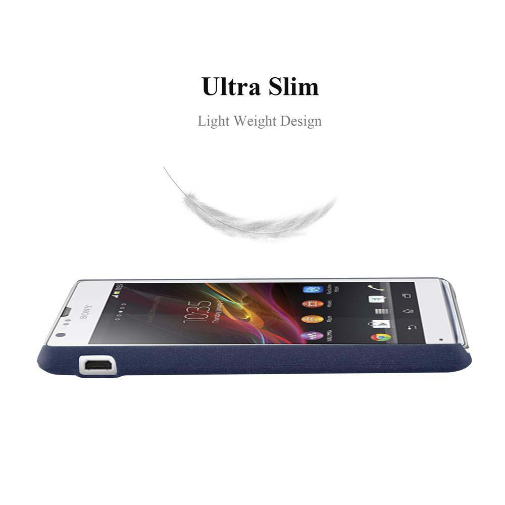 Una funda azul para teléfono sobre fondo blanco. Una pluma flota sobre el teléfono, que está de lado.