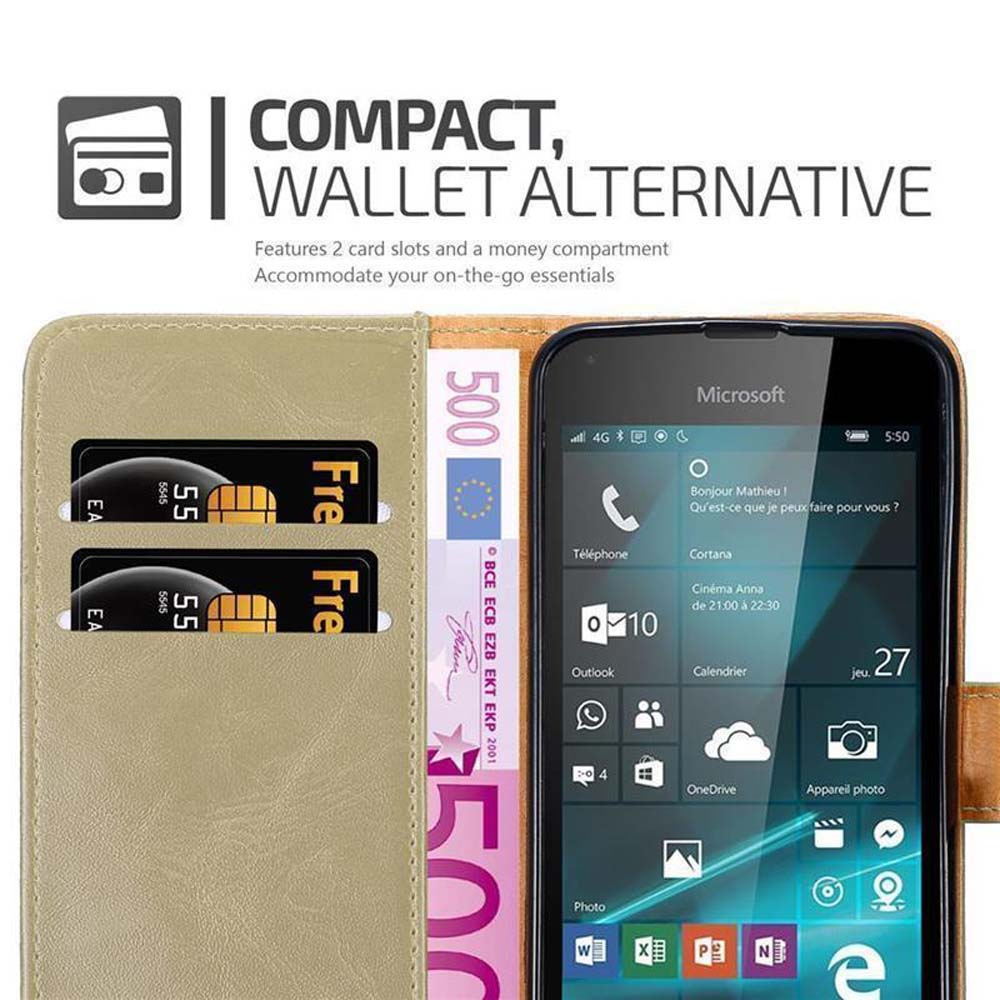 Portafoglio con carte, soldi e telefono con orario.