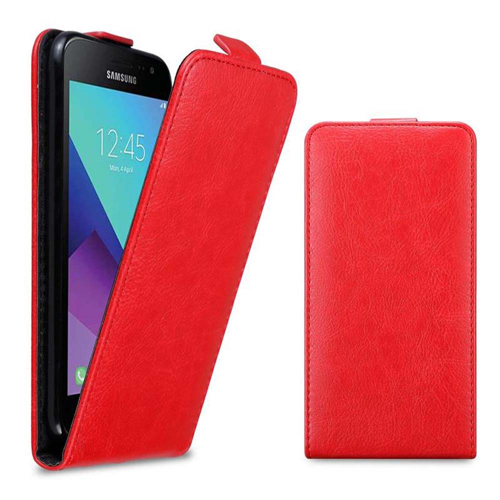 Eine rote Leder-Handyhülle, geöffnet. Ein Telefon ist darin sichtbar, das Zeit und Datum anzeigt.