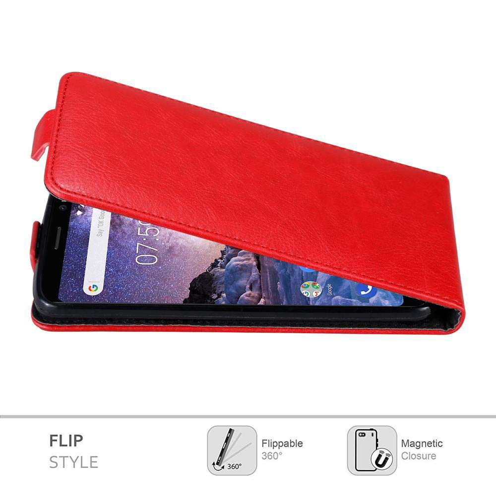 Una custodia rossa per telefono è aperta, rivelando un telefono con lo schermo acceso. Lo schermo mostra l'ora e una barra di ricerca di Google.