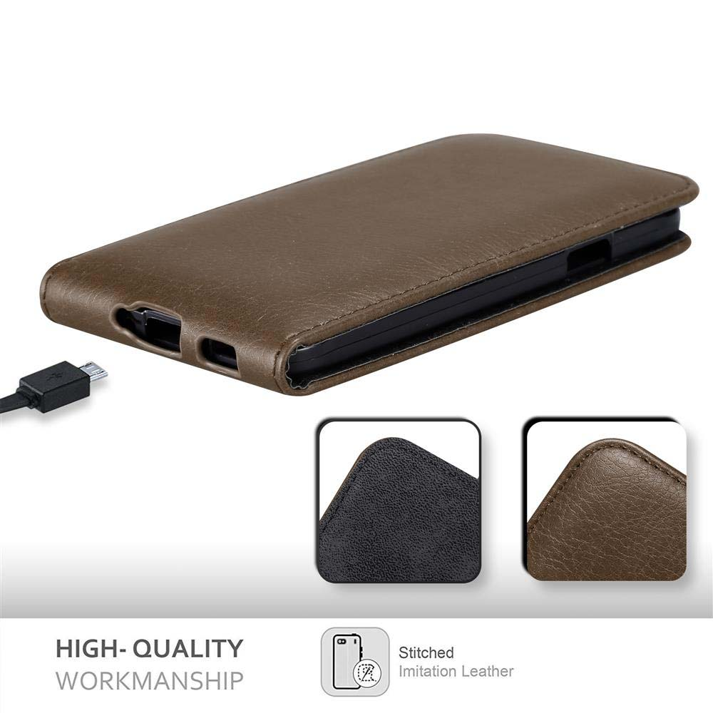 Braune Handyhülle mit schwarzem Handy, USB-Kabel daneben. Genähtes Kunstleder.