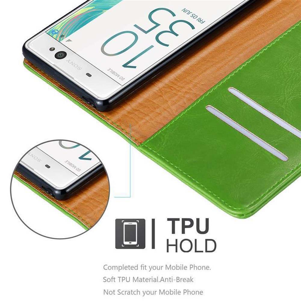 Teléfono en funda verde y marrón, mostrando la hora. Primer plano del teléfono y la funda.