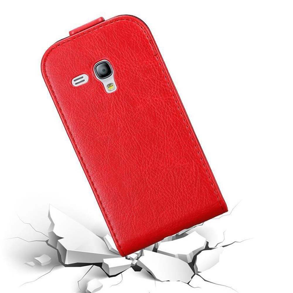 Rote Handyhülle und Telefon, fallen. Die Hülle fällt auf zerbrochenen Beton.