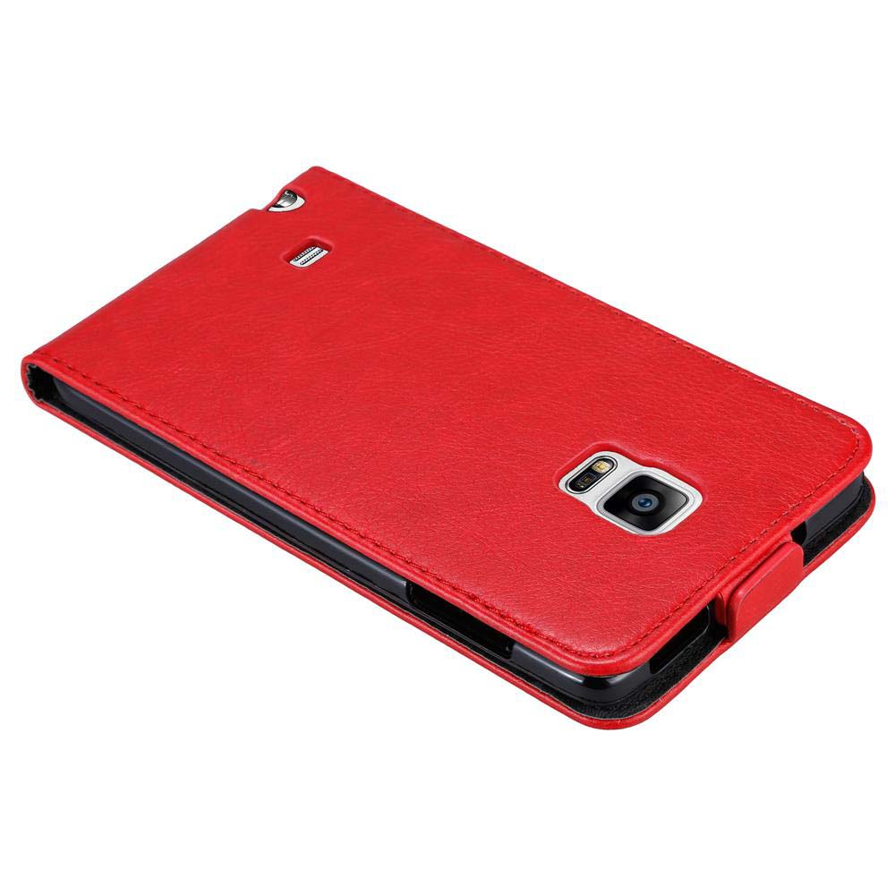 Custodia per telefono in pelle rossa aperta, con un telefono all'interno, che mostra la fotocamera e l'altoparlante.