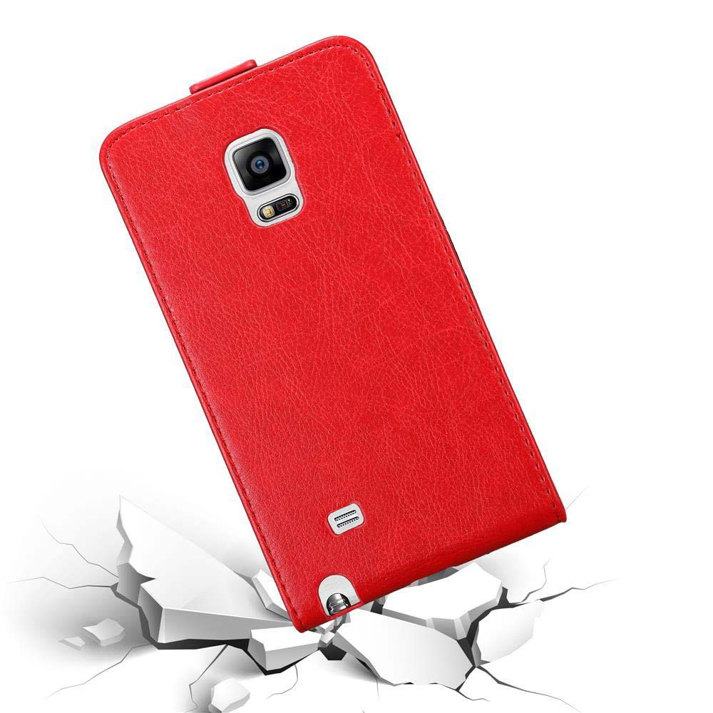 Una custodia rossa per telefono, con una trama in pelle rossa, sta rompendo una superficie bianca in pezzi.