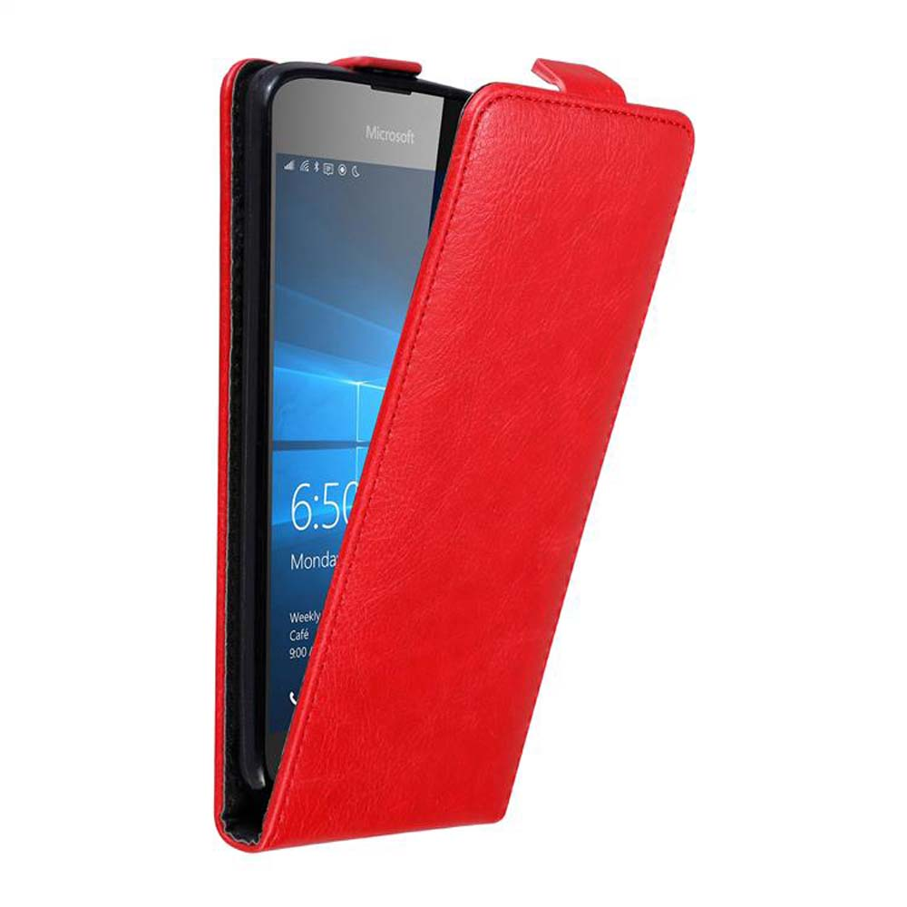 Funda de teléfono roja con teléfono. La pantalla muestra una interfaz de Microsoft.