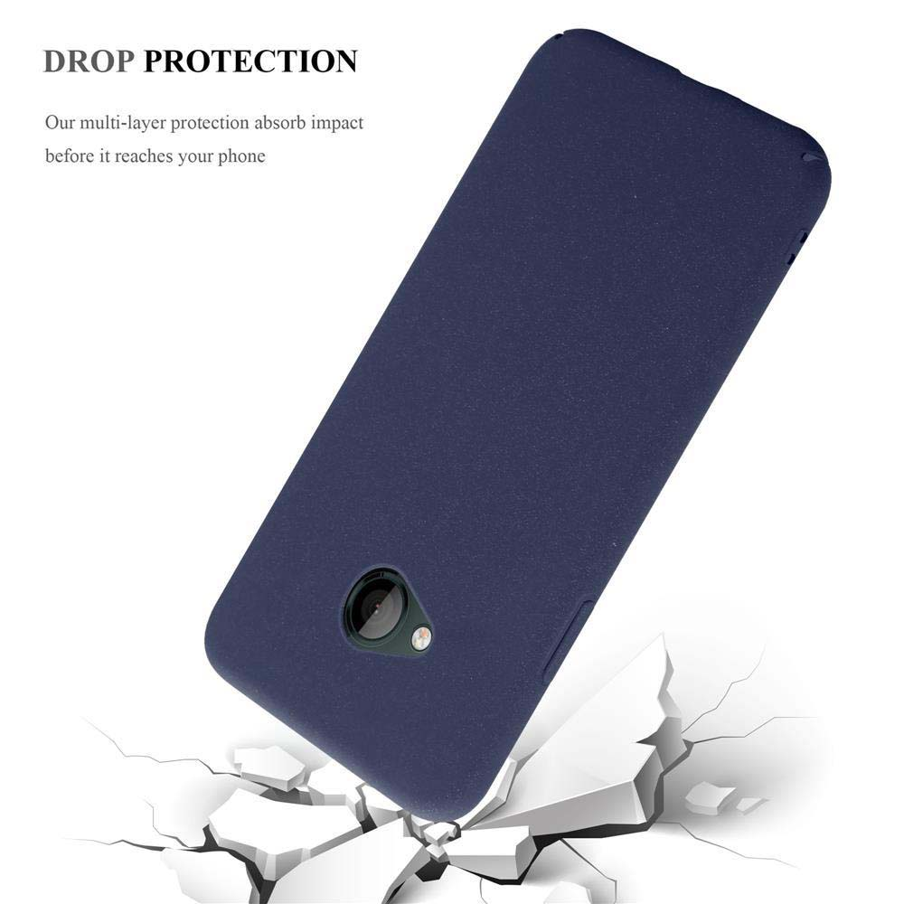 Una custodia per telefono blu scuro con un telefono all'interno, che cade su cemento rotto.