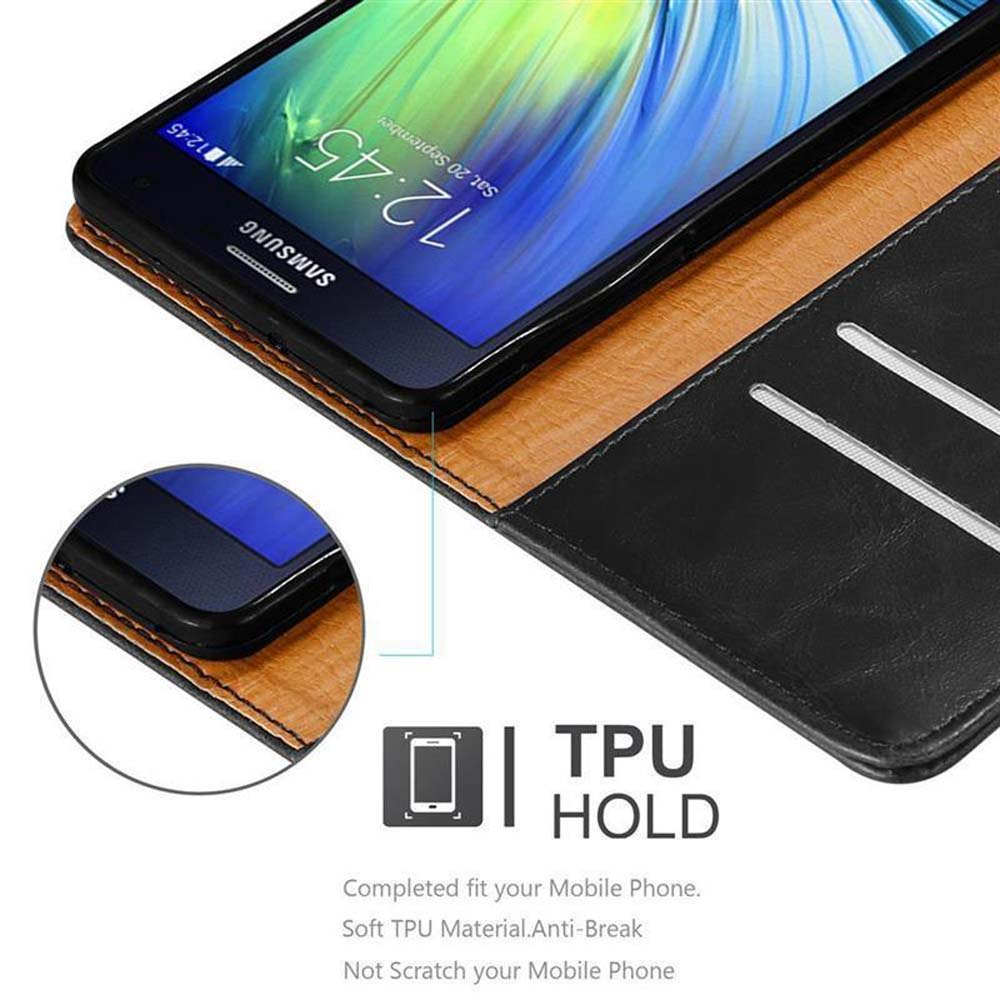 Ein Telefon in einer Lederhülle, das den Bildschirm zeigt. Die Hülle ist offen, mit einem TPU HOLD-Etikett.