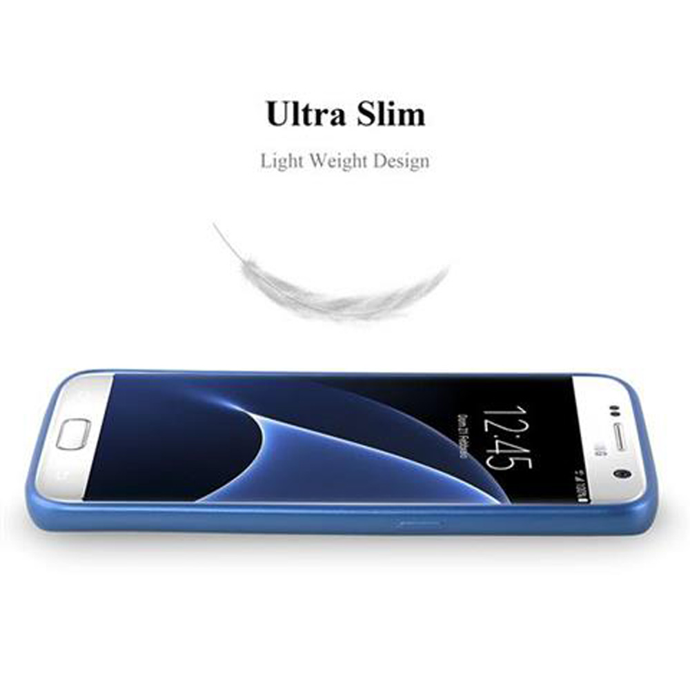 Una funda de teléfono azul con un teléfono dentro. Una pluma blanca está encima.