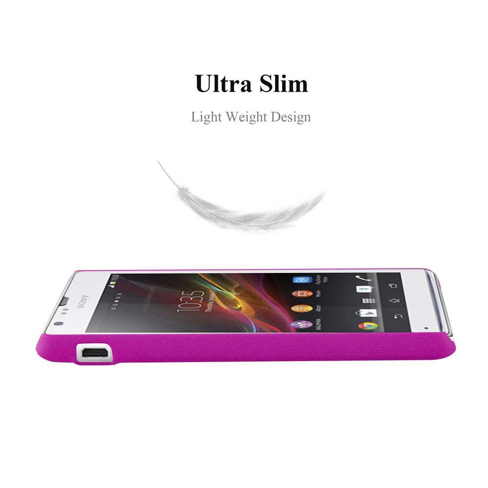 Teléfono morado en funda. Muestra la hora. Pluma flota arriba.