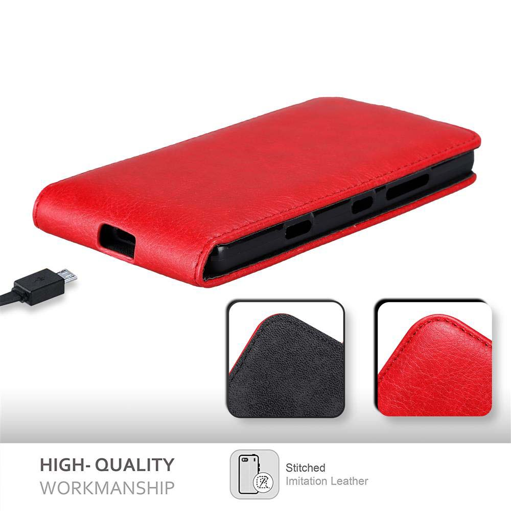 Eine rote Handyhülle mit einem Telefon darin. Die Hülle ist geschlossen. Ein Ladekabel liegt daneben.