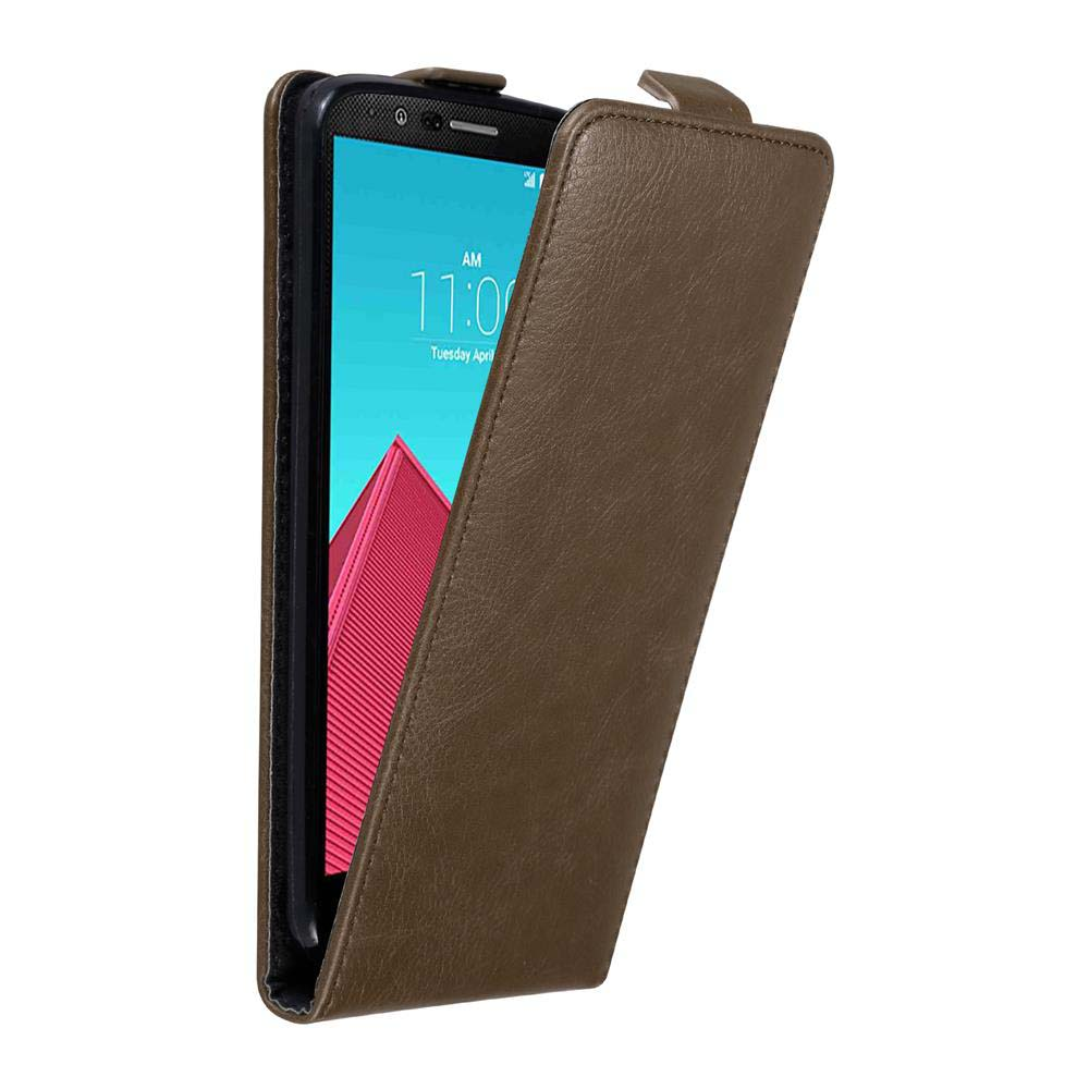 Teléfono en funda de cuero marrón. La pantalla muestra la hora y la interfaz.