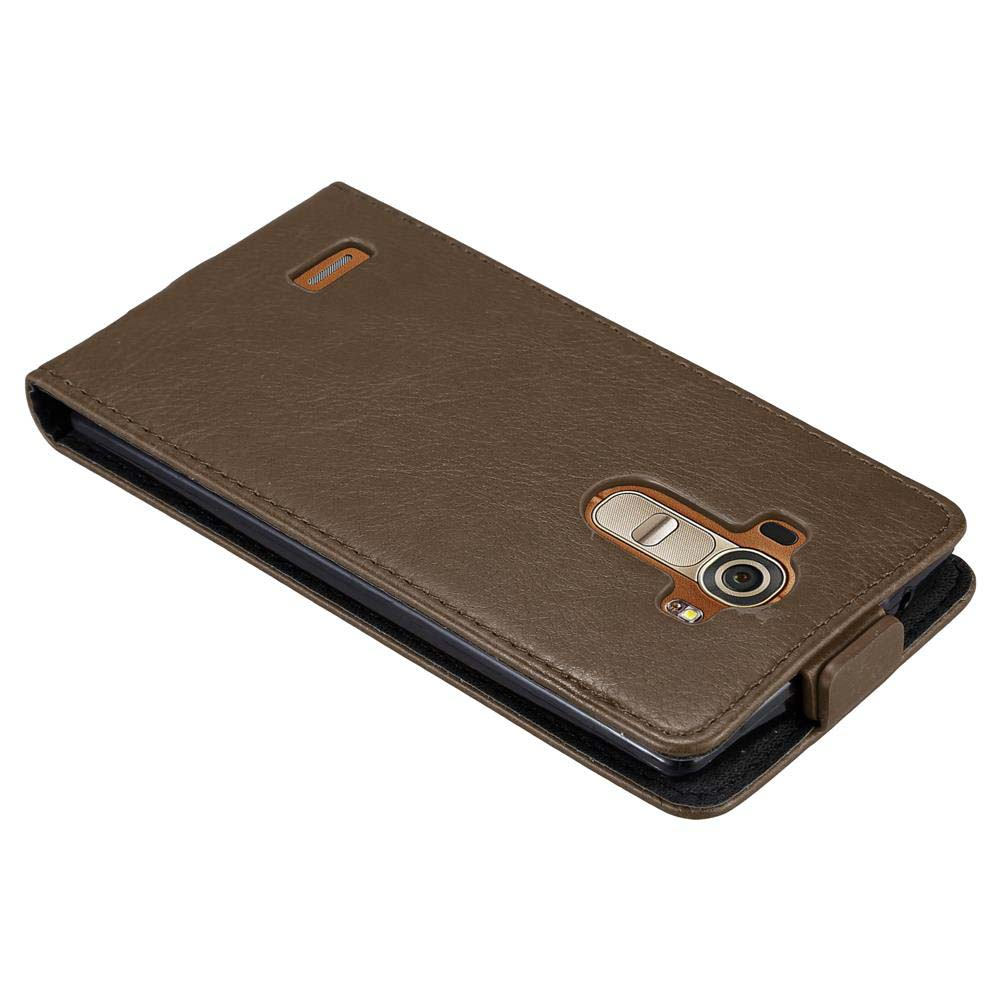 Funda de teléfono de cuero marrón, abierta, que revela la cámara y detalles del botón, aislada sobre fondo blanco.