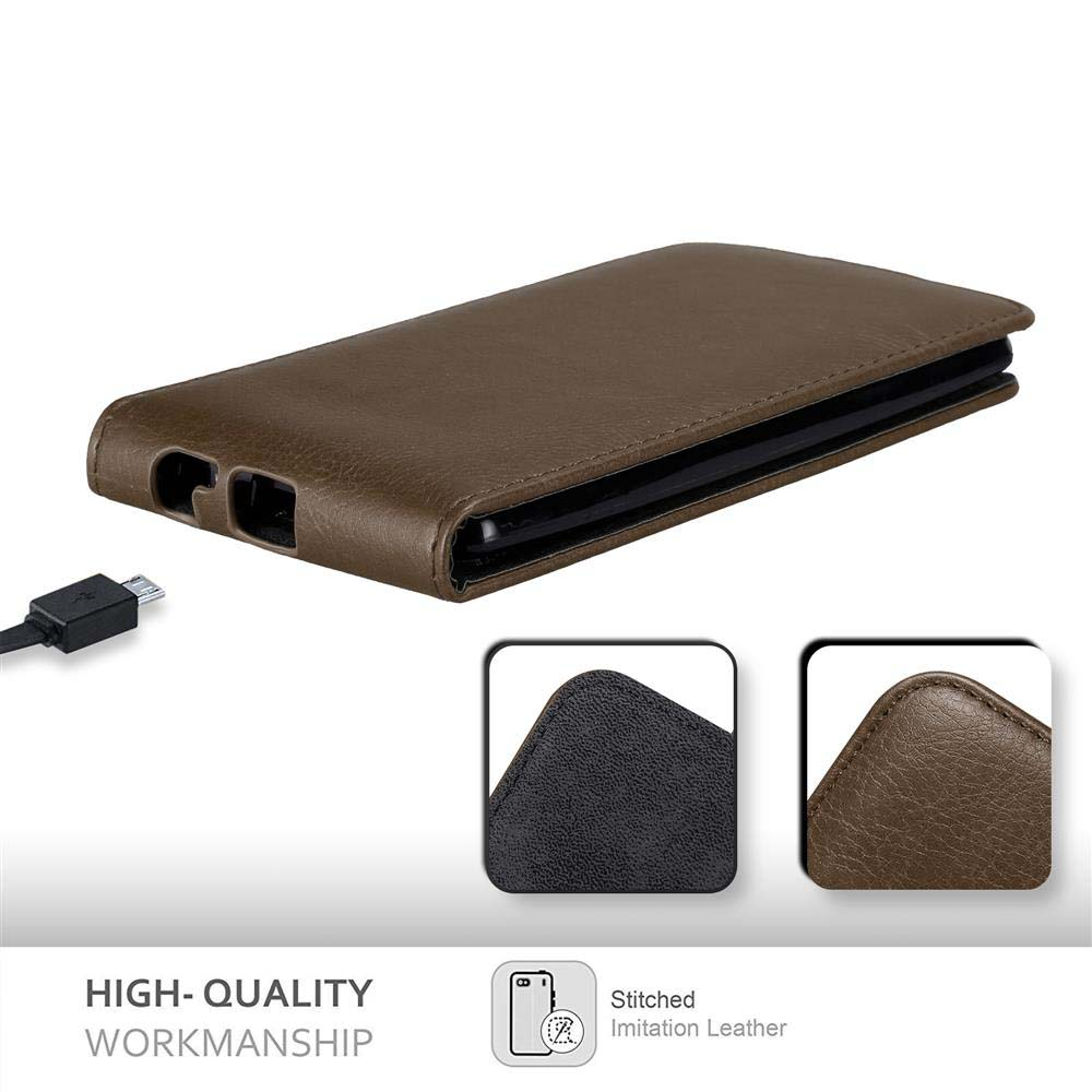 Una funda de teléfono marrón con un teléfono dentro, un cable de carga e imágenes detalladas de la costura y el cuero de la funda.