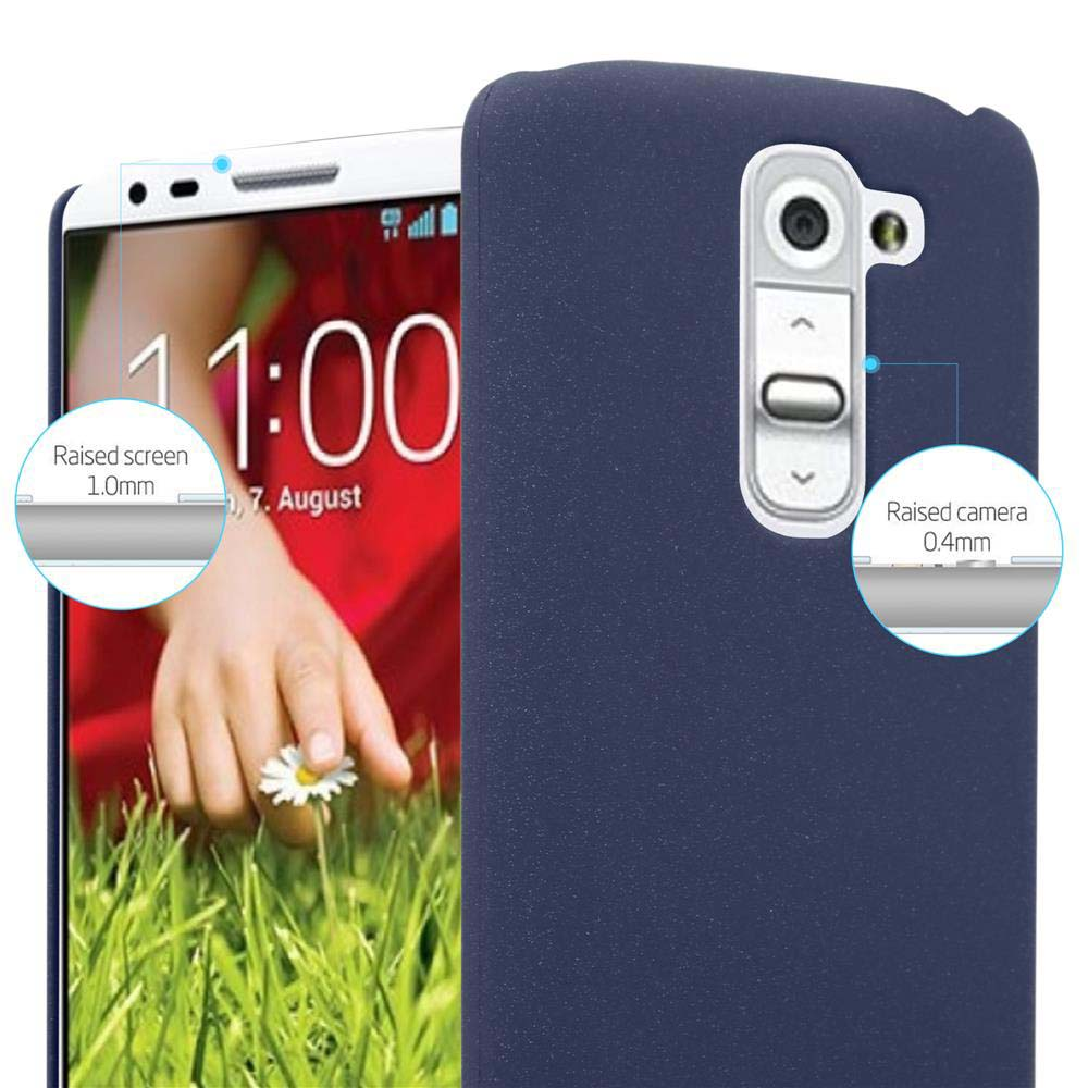 Primo piano di una custodia blu per telefono su un telefono che mostra schermo e fotocamera rialzati, con la mano di una donna.