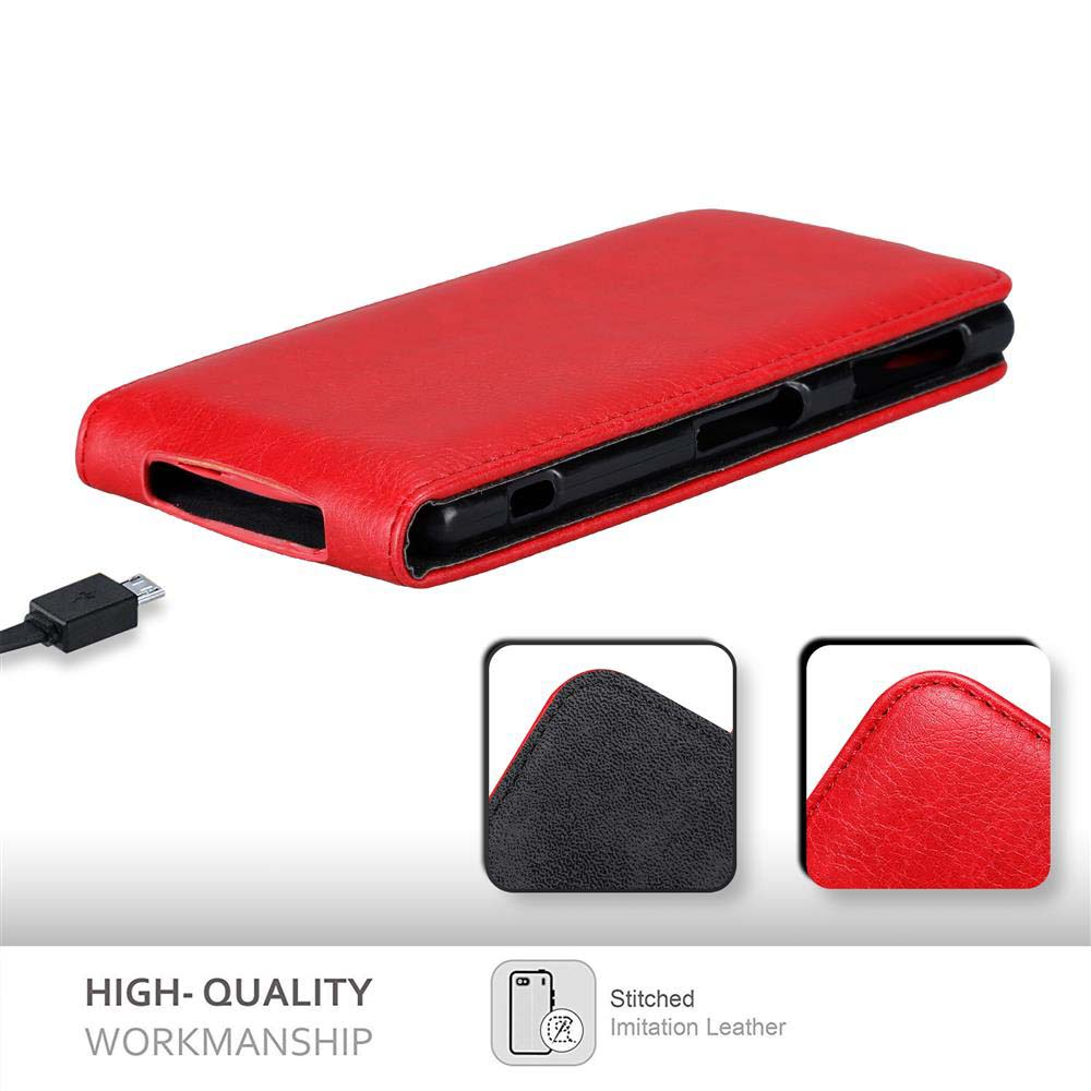 Rote Handyhülle mit schwarzem Handy, USB-Kabel daneben. Genähtes Kunstleder.