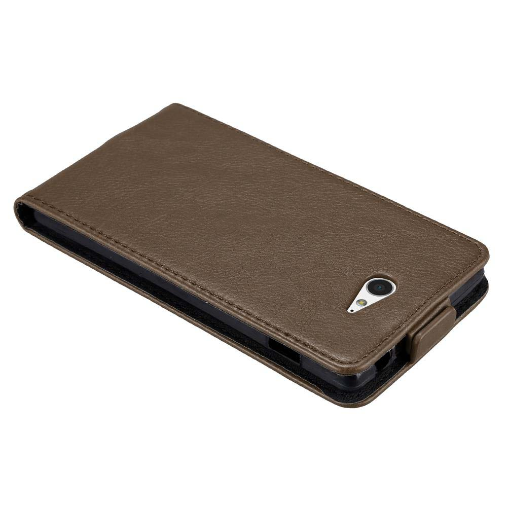 Una funda de teléfono de cuero marrón, cerrada, con recortes para la cámara y el flash.