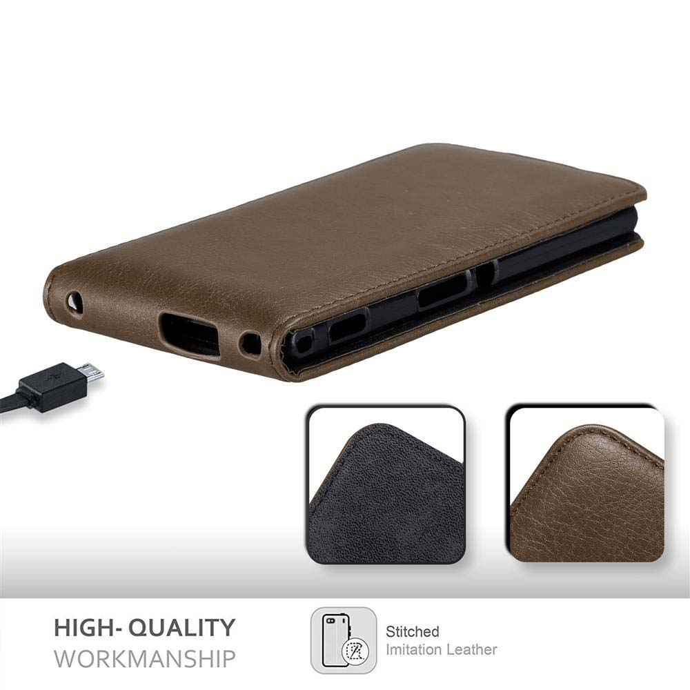 Funda de teléfono de cuero marrón con forro negro, cable de carga y detalles sobre el cuero y las costuras.