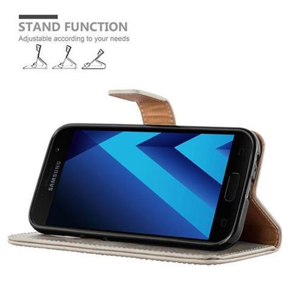 Ein Telefon in einer Hülle. Die Hülle ist geöffnet. Das Telefon ist schwarz mit blauem Bildschirm. Weißer Hintergrund.