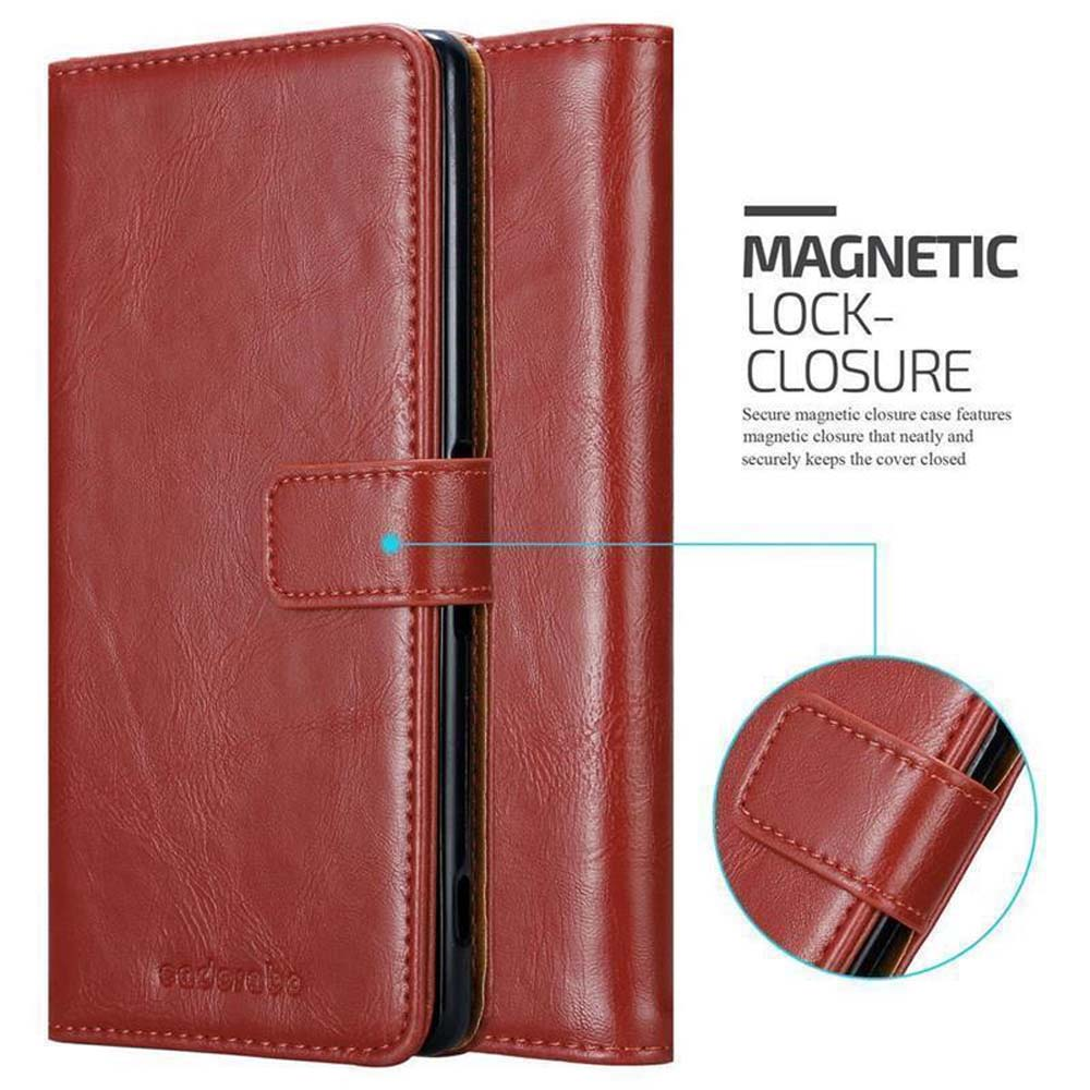 Custodia in pelle rossa aperta, con chiusura magnetica. Testo: Chiusura Magnetica.
