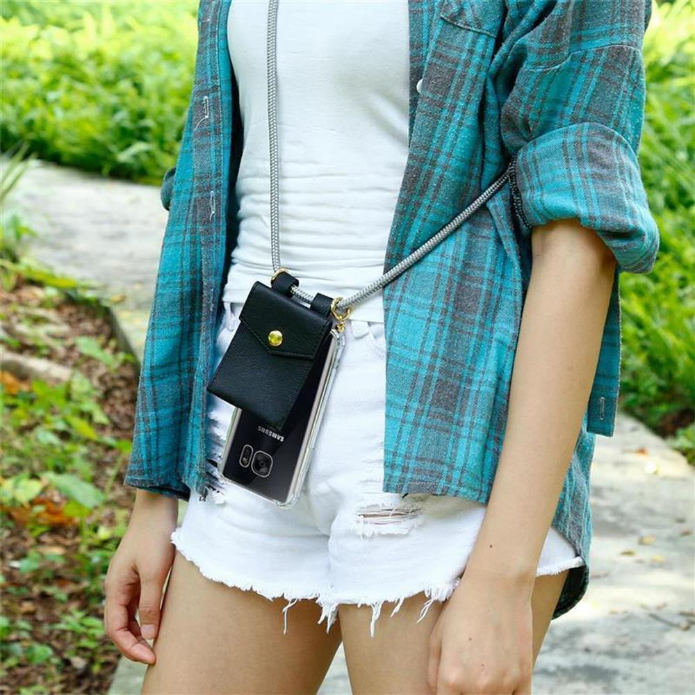 Persona con telefono in custodia nera appeso a una collana.
