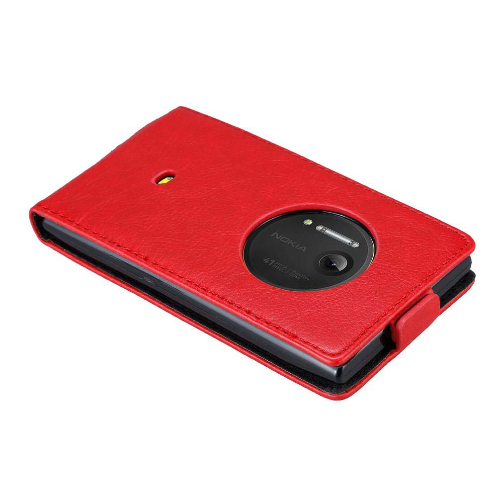 Rote Handyhülle mit Telefon darin. Das Telefon hat ein großes Kameraobjektiv und einen Blitz.