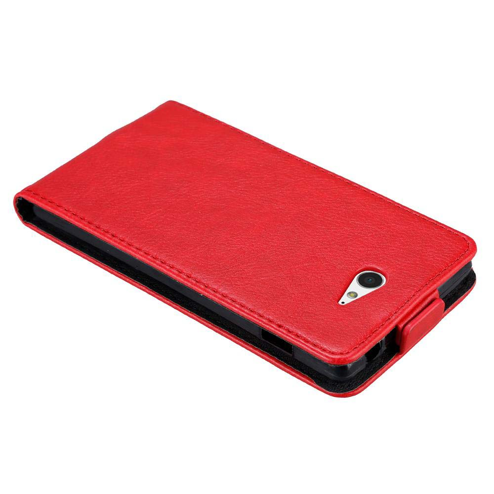 Funda roja cerrada, orificios cámara y botones en la parte trasera.