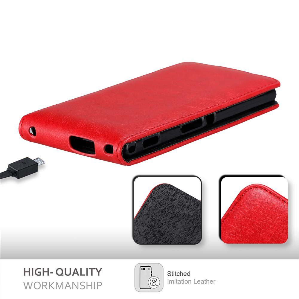 Una funda de teléfono roja, que muestra el interior y el puerto de carga. La funda del teléfono está hecha de cuero.